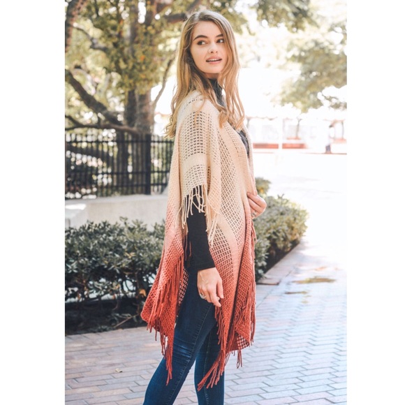 Womens Ombré Ruana Berry Crochet Wrap Shawl NWT - Picture 2 of 4